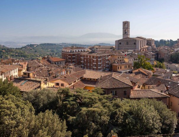 antica-citta-italiana-sulla-collina-con-tetti-di-tegole-di-edifici-chiesa-e-campanile-perugia-italia