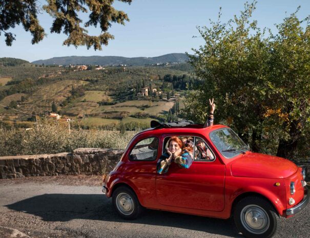 persone-di-tiro-medio-che-viaggiano-auto